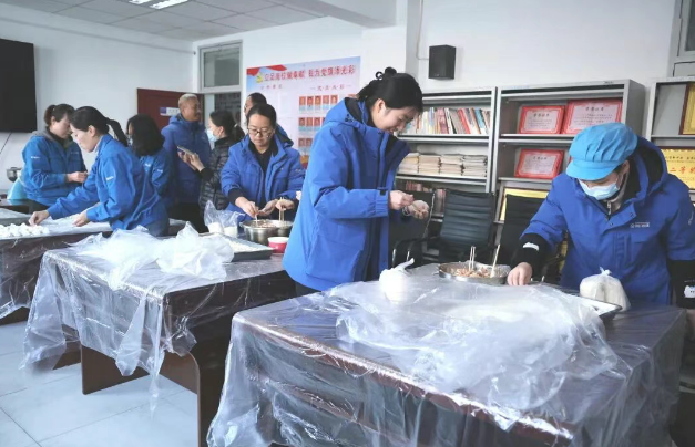 【群團工作】集團工會、團委聯(lián)合開展青年職工包餃子活動